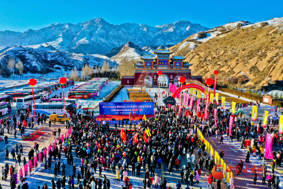 凯发k8肃南：万名游客踏雪健身迎冬至