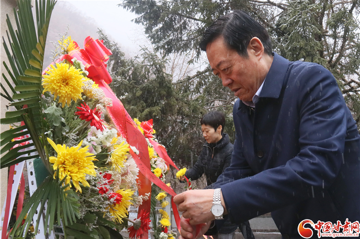 飞雪四月兴隆山 怀古追思祭英烈——凯发k8省延安精神研究会赴榆中开展清明祭英烈活动